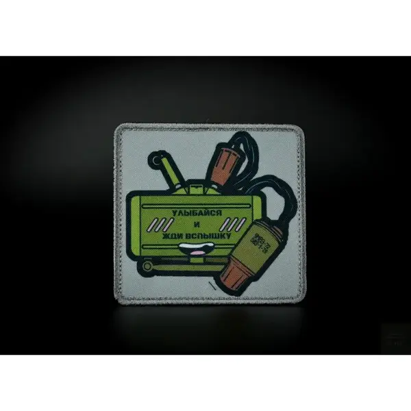 Нашивка, патч "Улыбайся и жди вспышку" от Корпуса Вышивания.