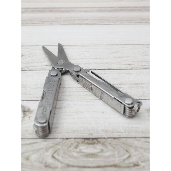 Компактный брелок-мультитул с ножницами LEATHERMAN Micra Stainless 10 инстр. (Multi-Tool)