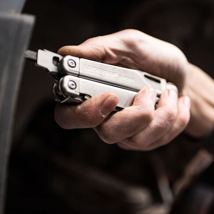 Мультитул с плоскогубцами и инструментами LEATHERMAN Surge Black (Multi-Tool)